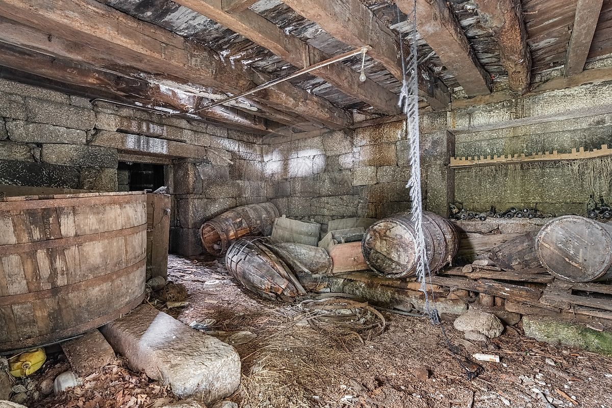 Paredes interiores em alvenaria de pedra antiga para projeto de restauro em Fafe