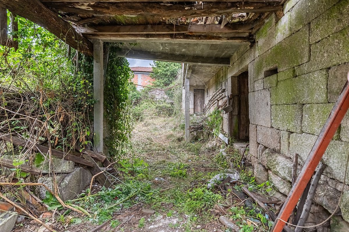 Zona de pátio interior descoberto ideal para projeto de moradia de luxo rústica no Minho