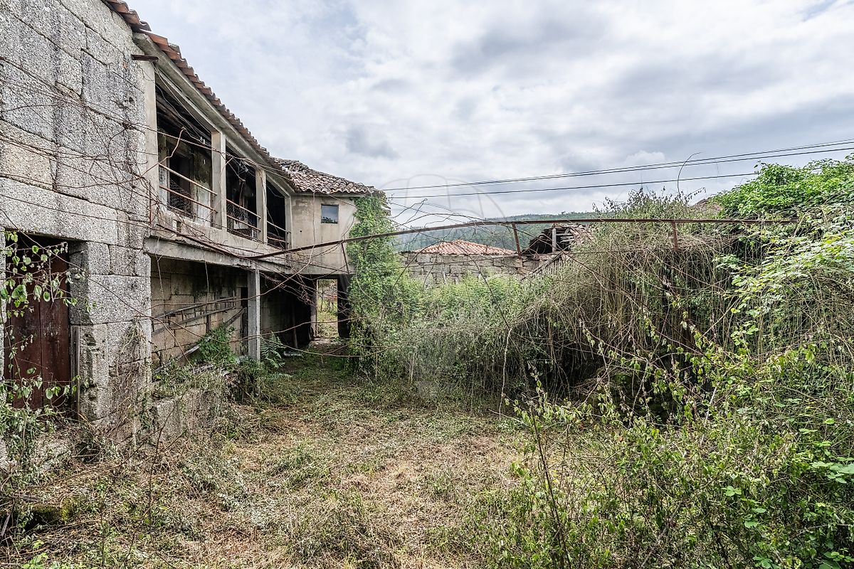 Logradouro antigo em pedra com excelente potencial para jardim interior ou zona de lazer