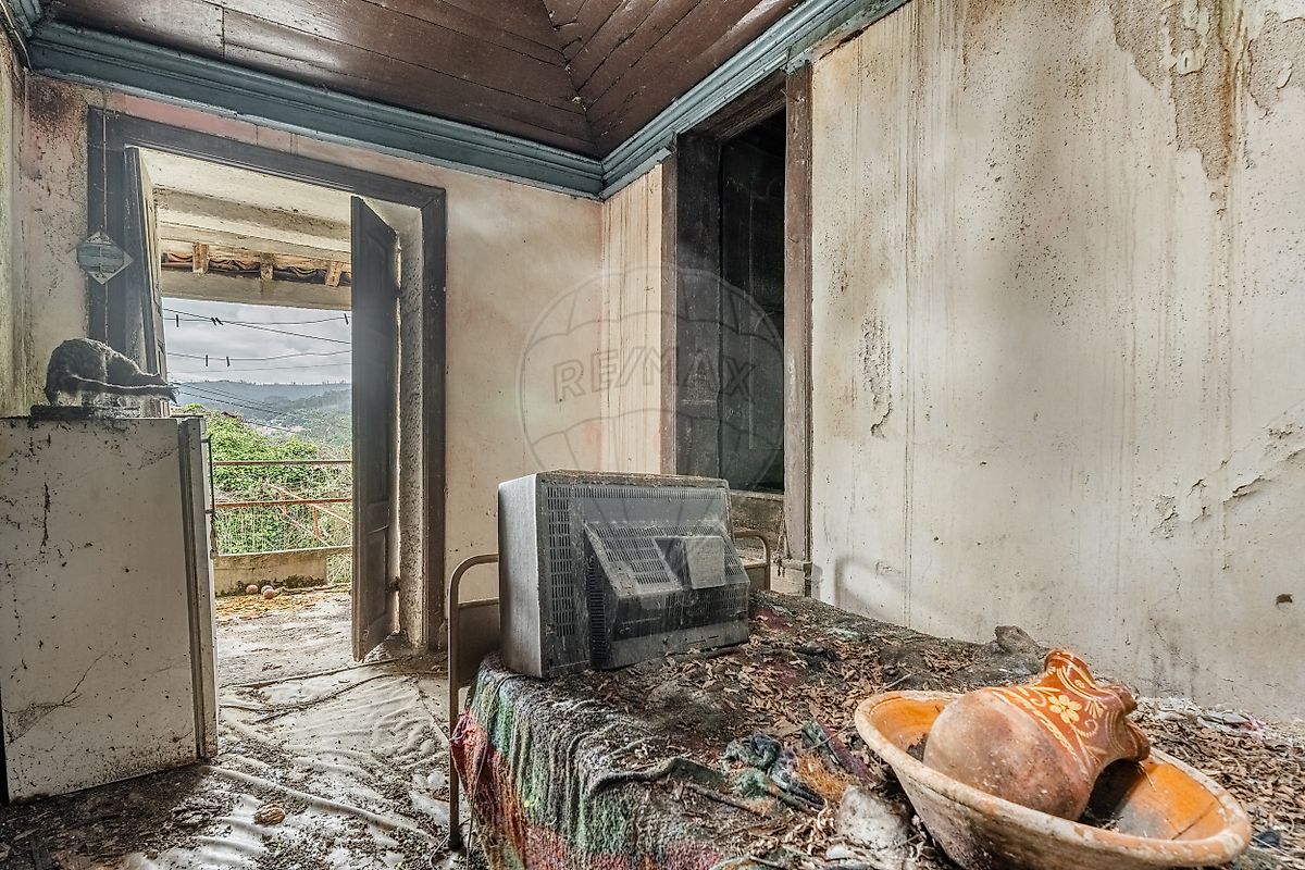 Divisão para futuro quarto T3 mantendo a traça antiga de casa de campo em Fafe