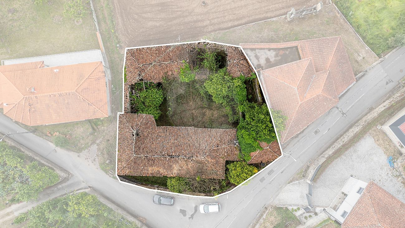 Delimitação do lote de terreno de 695m2 com moradia em pedra para restauro em Fafe