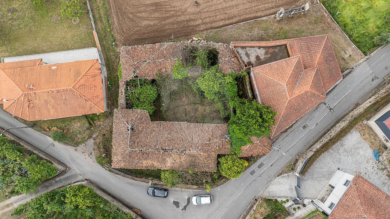 Vista aérea de moradia tradicional com pátio interior e telhado para reconstrução em Fafe