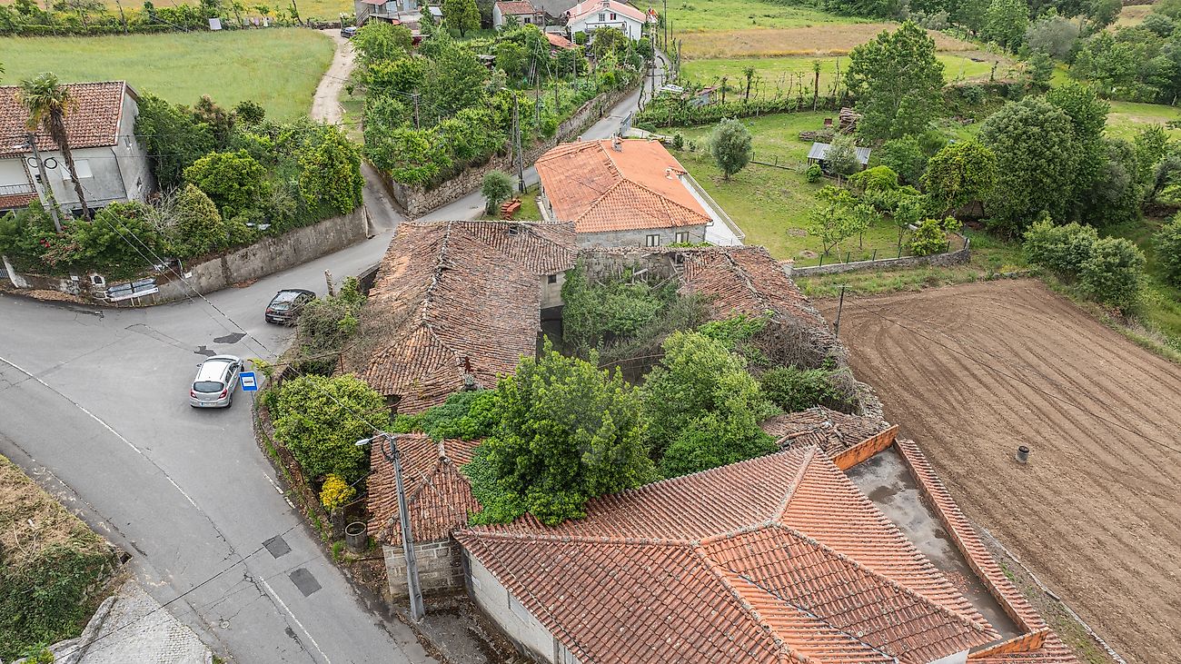 Fotografia aérea de ruína em pedra e envolvência rural em Serafão, Fafe