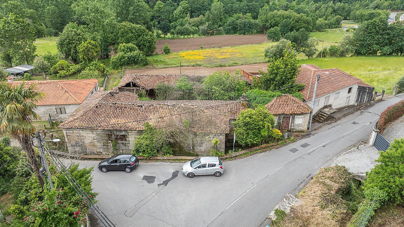 Vista frontal de casa antiga em pedra para reabilitação total no distrito de Braga