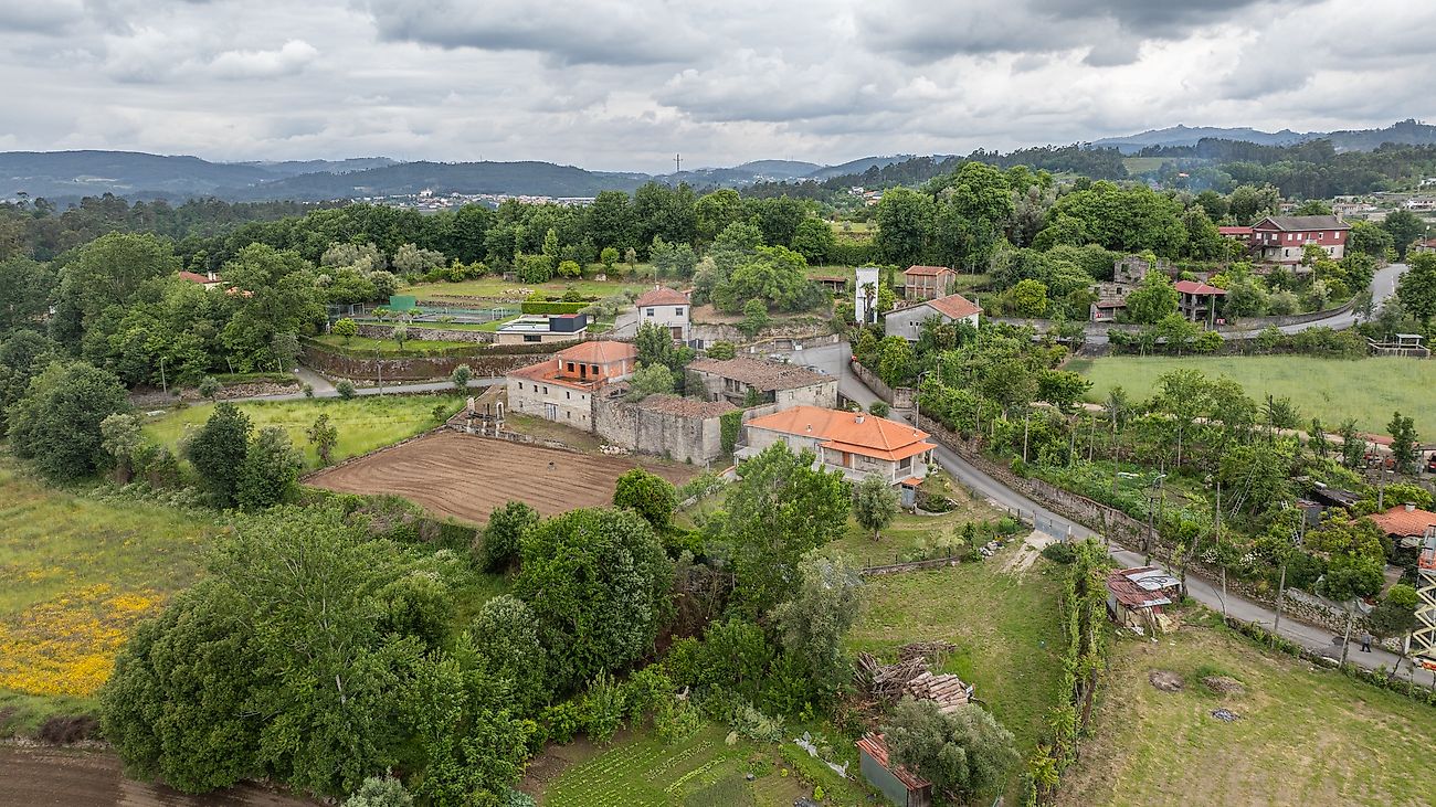 Panorâmica da paisagem natural e localização da moradia T3 em pedra para venda em Fafe