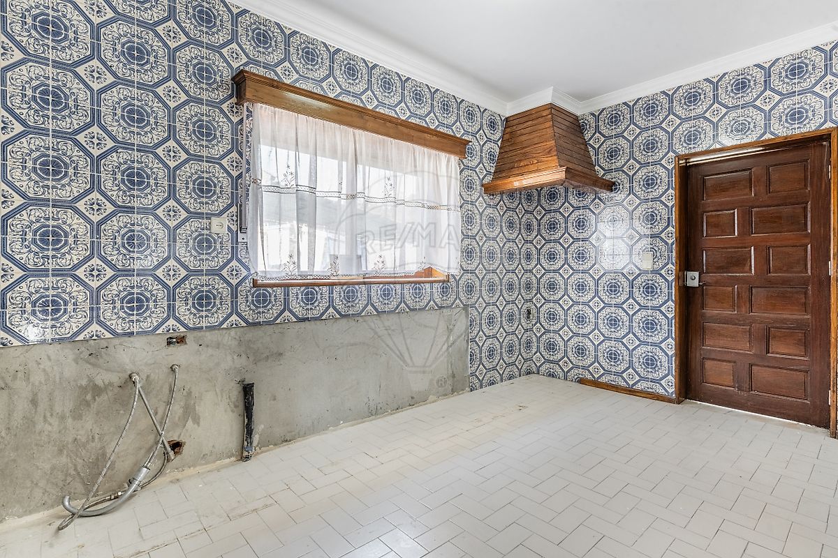 Cozinha para remodelar revestida com azulejos tradicionais azuis e brancos