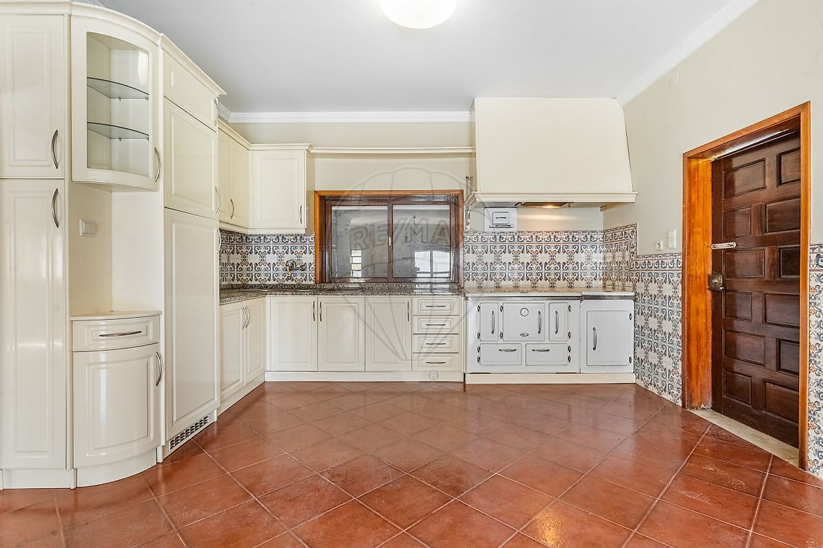 Ângulo estendido da cozinha mostrando a distribuição dos armários e luminosidade