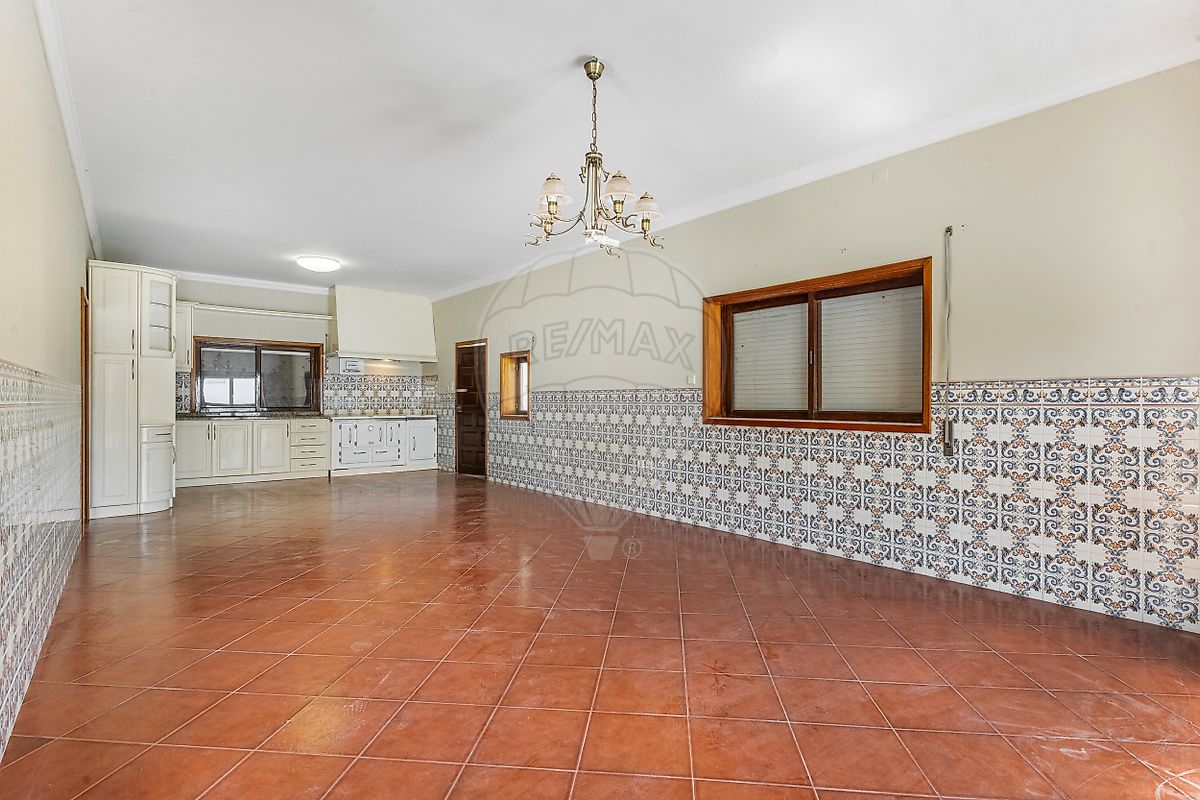 Detalhe dos acabamentos e do espaço funcional destinado à zona de refeições na cozinha