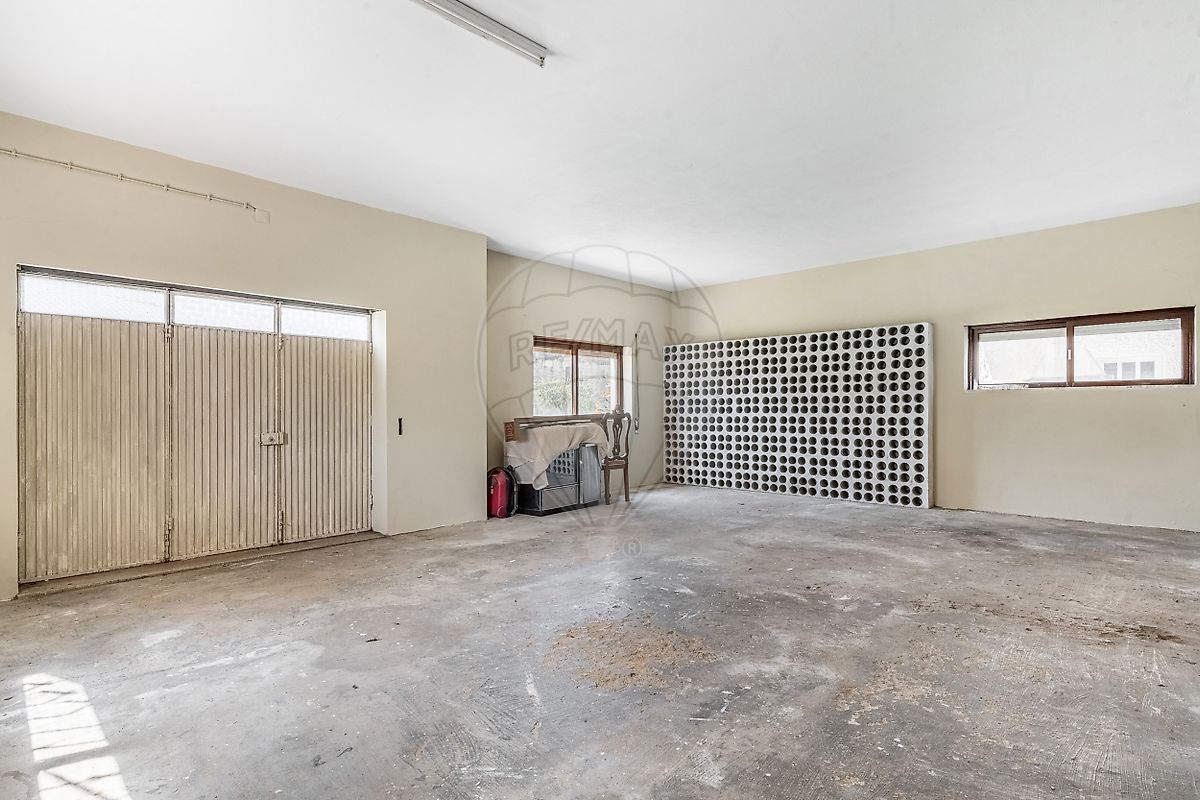 Vista interior detalhada da garagem da moradia, evidenciando a robustez da construção