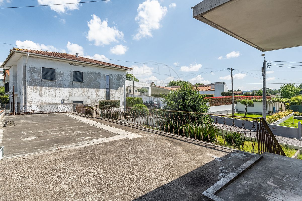 Pátio exterior pavimentado nas traseiras da moradia com excelente área de lazer