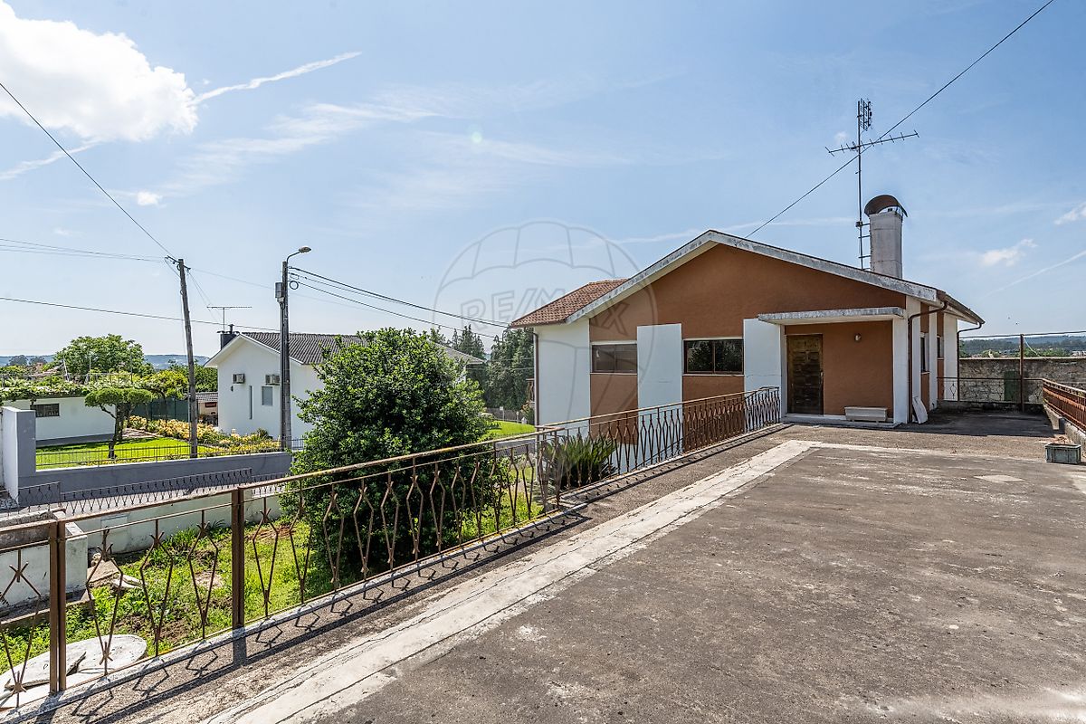 Perspetiva alternativa do pátio exterior pavimentado, ideal para convívios e refeições ao ar livre