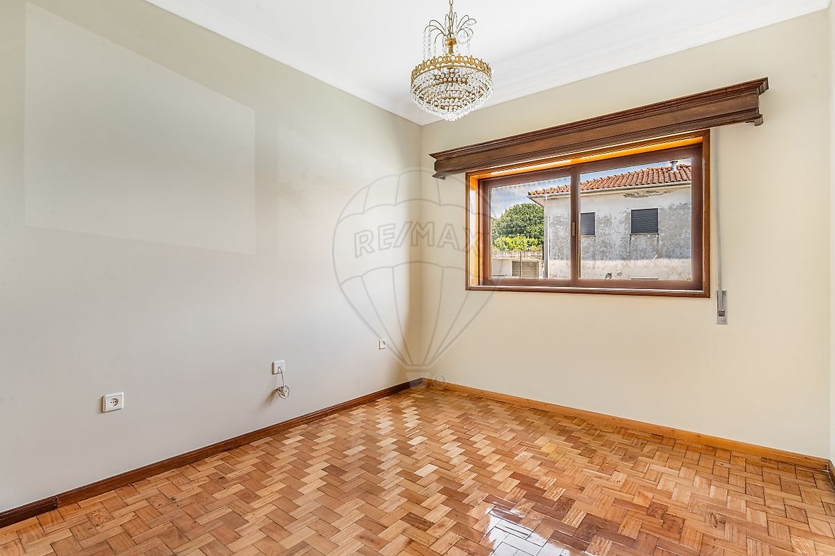 Quarto de casal espaçoso com excelente iluminação natural através da janela