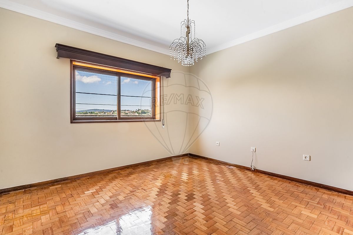 Quarto amplo com soalho de madeira em espinha tradicional