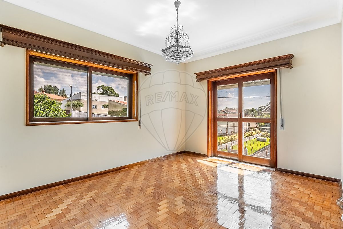 Perspetiva interna da sala de estar iluminada com piso de taco tradicional