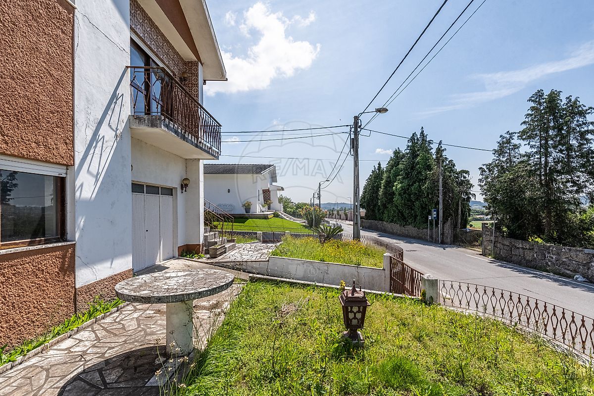 Perspetiva exterior de fora da propriedade, mostrando a vizinhança e a frente da moradia