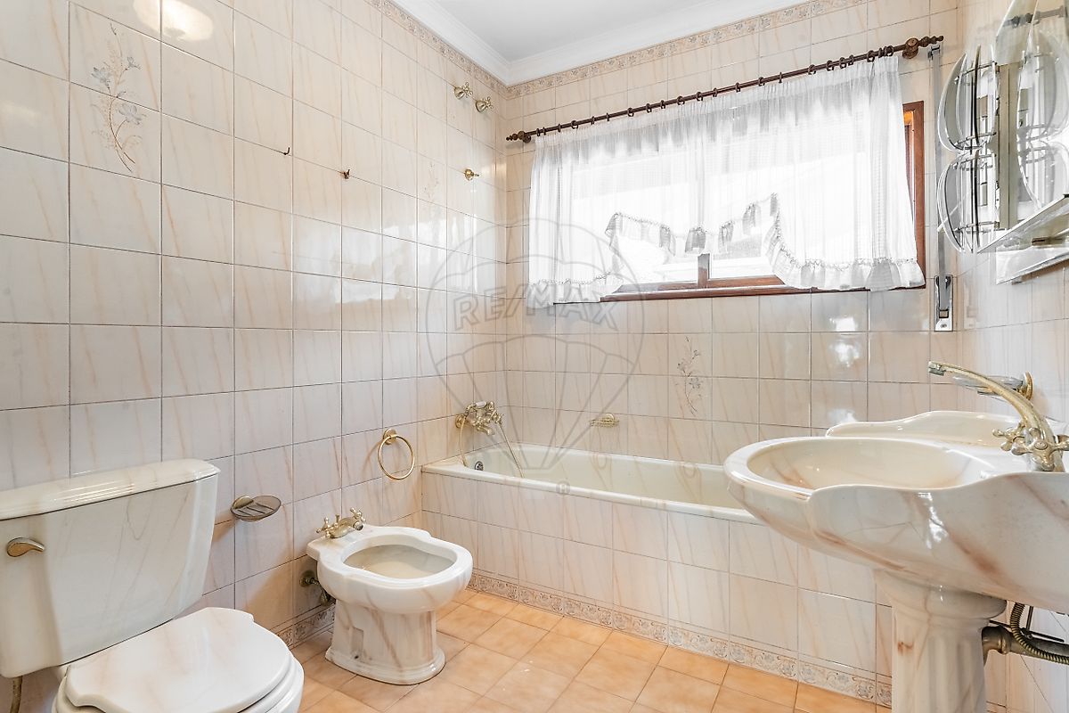 Casa de banho completa com banheira e revestimento cerâmico clássico