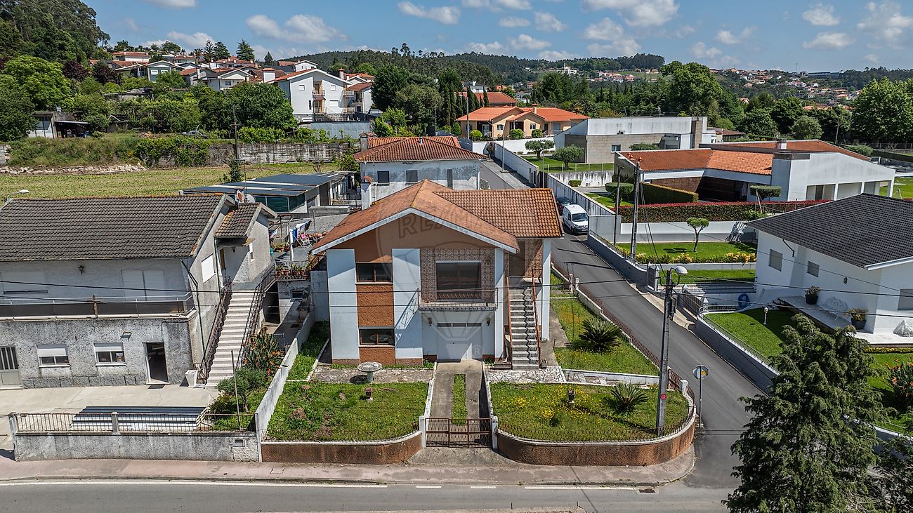 Fachada principal de moradia de traço tradicional para venda em Famalicão