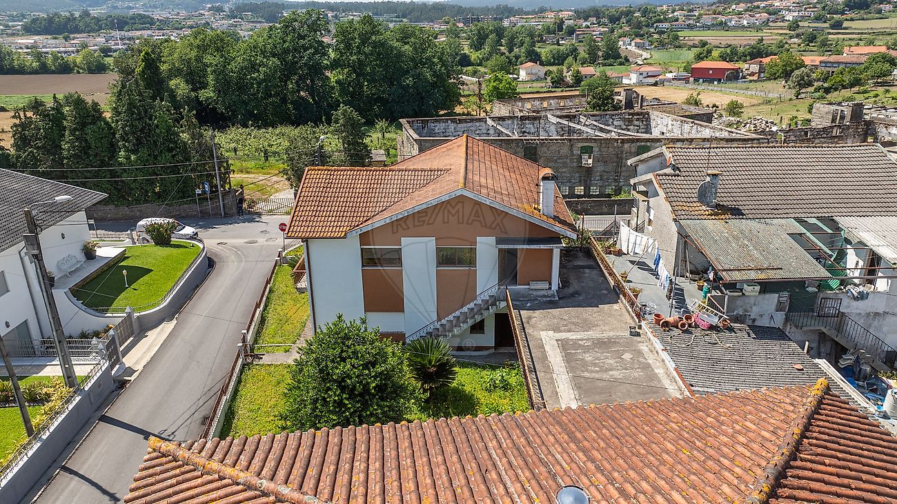Vista aérea traseira da moradia com anexos e terreno envolvente privativo