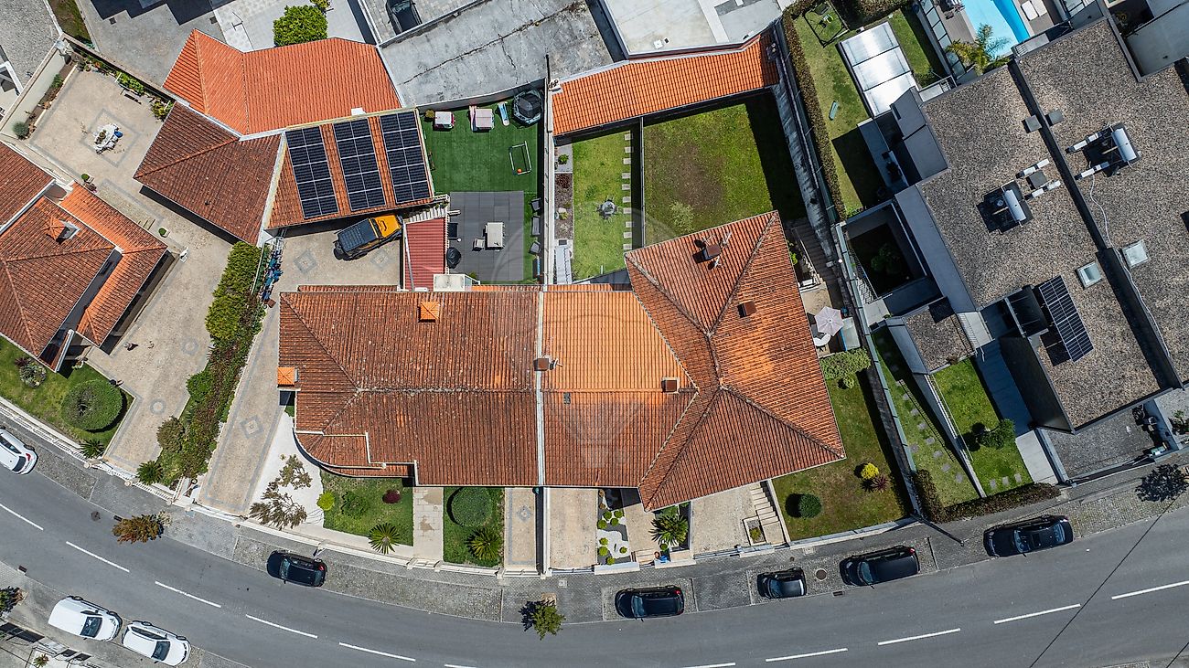 Vista aérea aproximada da cobertura da moradia unifamiliar e dos painéis solares instalados