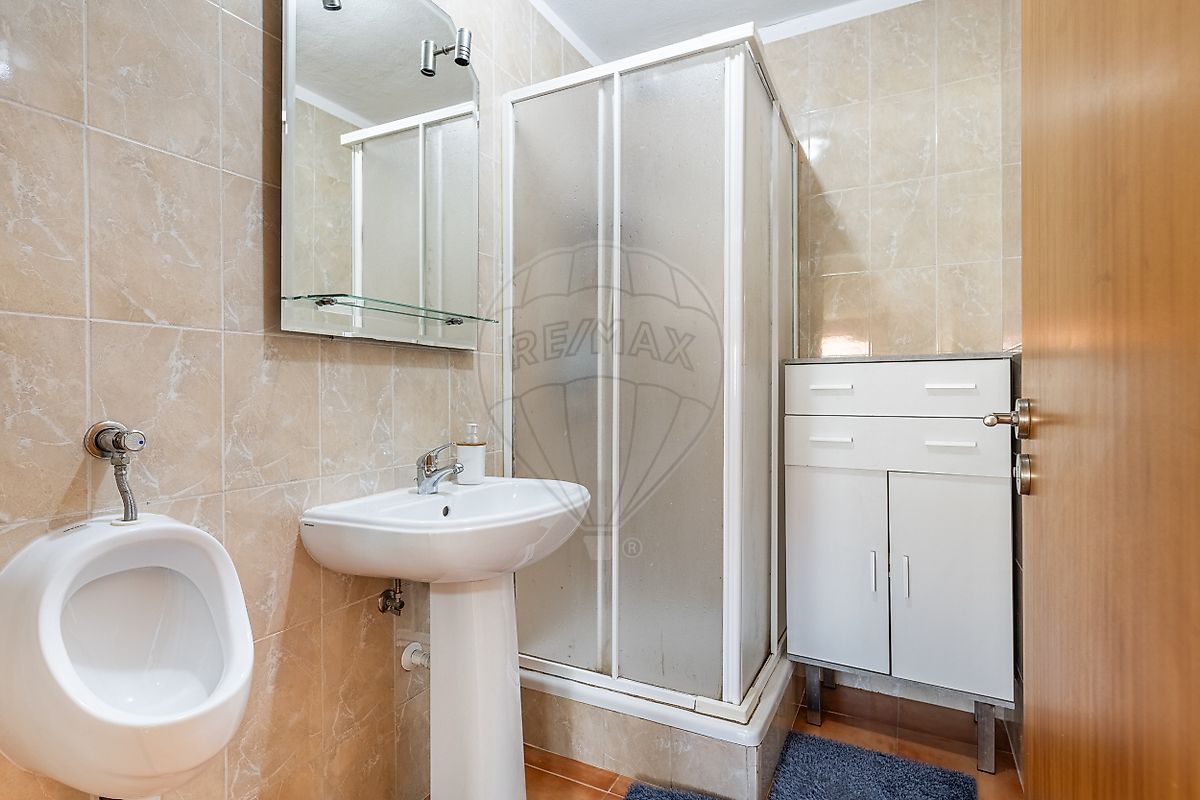 Casa de banho privada da suite com cabine de duche moderna e revestimentos elegantes