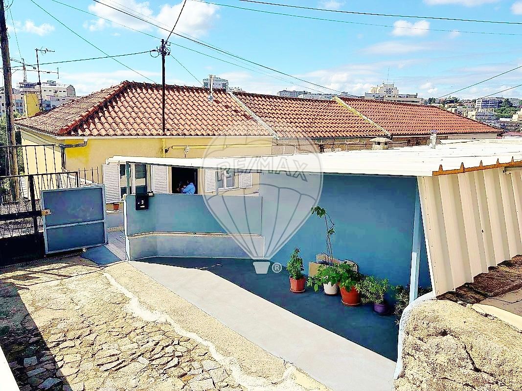 Vista exterior detalhada da moradia térrea T2 em Braga