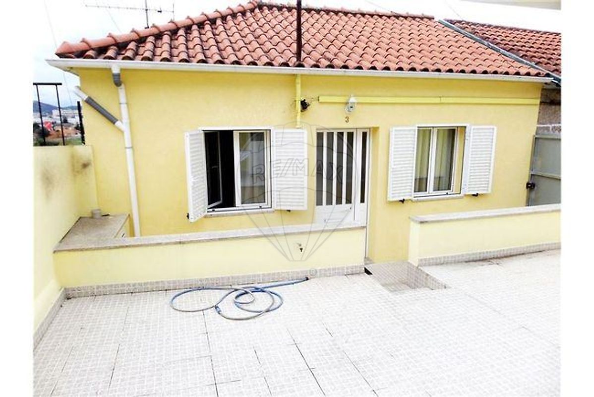 Acesso privativo e envolvente exterior da moradia em Lomar e Arcos