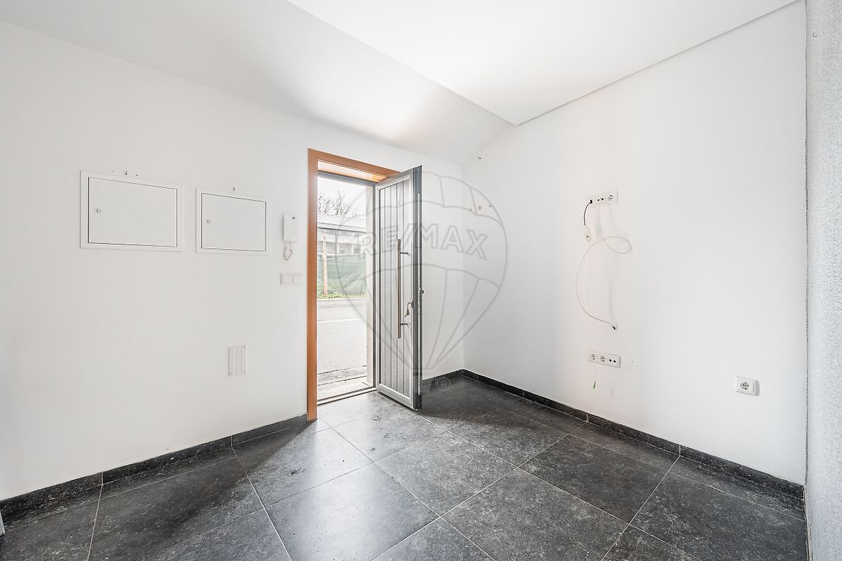 Entrada principal e vista interior da moradia T1 em Fermentões, Guimarães