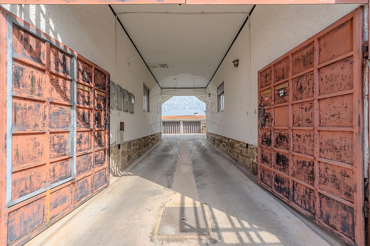 Portão elétrico de acesso à garagem e pátio privativo