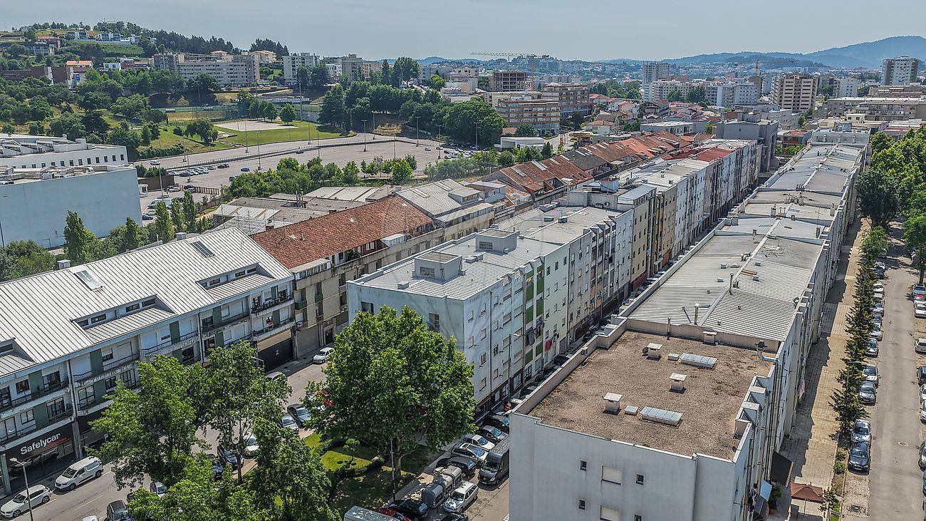 Vista exterior do edifício residencial em zona central de Braga