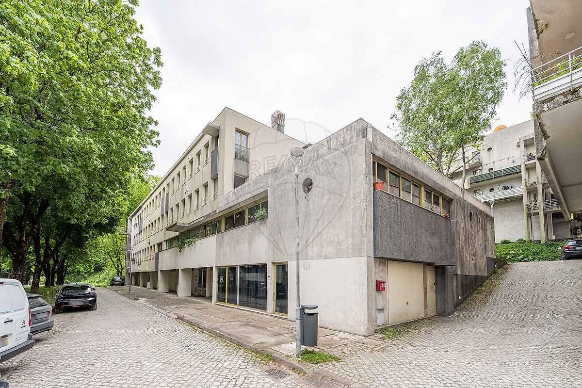 Fachada exterior principal e acessos pedonais do prédio em Creixomil Guimarães