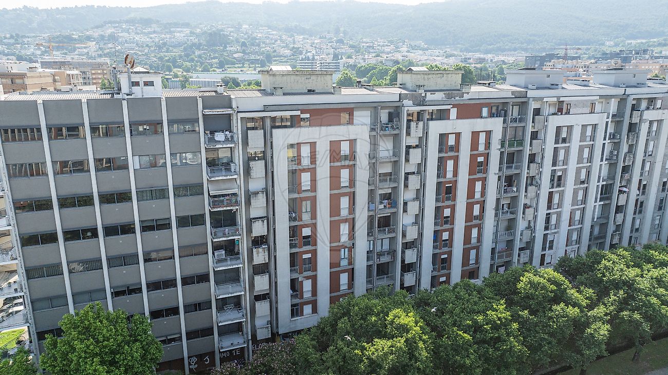 Vista exterior do edifício de apartamentos em zona central de Braga