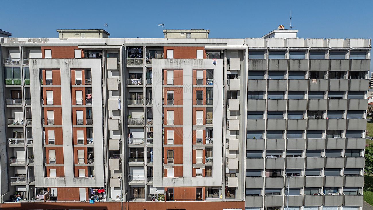 Arquitetura exterior e inserção urbana do bloco de apartamentos em São Víctor