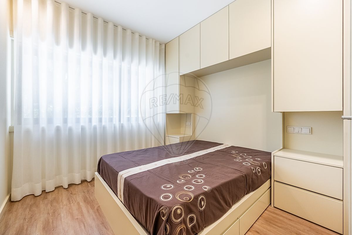 Hall de distribuição para os quartos com roupeiros embutidos minimalistas