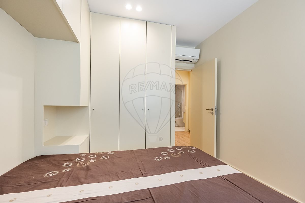 Hall de distribuição para os quartos com roupeiros embutidos minimalistas