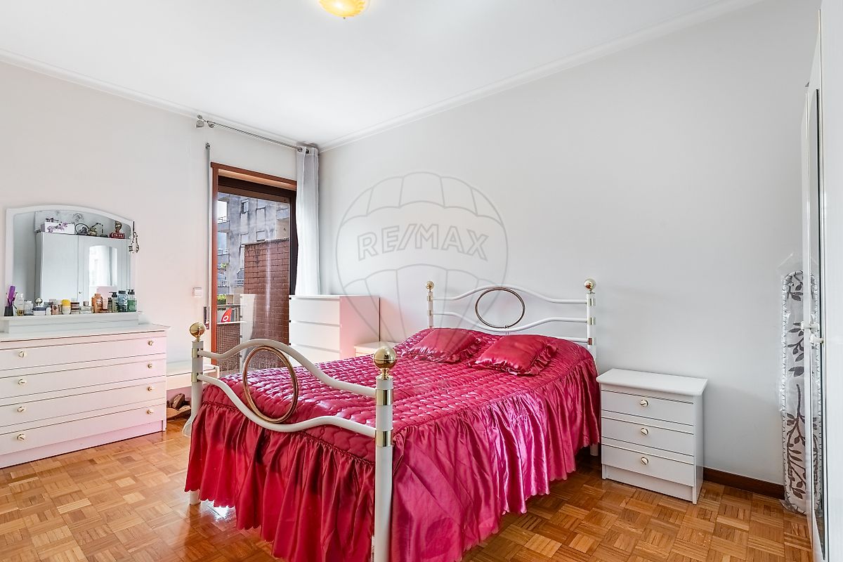 Quarto principal amplo com pavimento em parquet de madeira em São Víctor