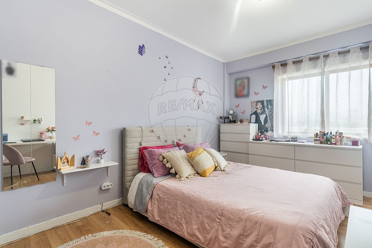 Quarto juvenil muito luminoso com decoração personalizada e ambiente acolhedor
