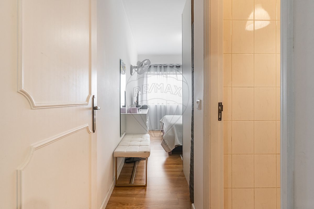 Corredor de distribuição interior para a ala privada dos quartos com piso flutuante e iluminação funcional