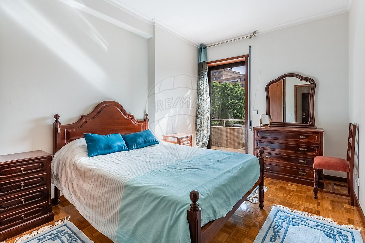 Segundo quarto de dormir luminoso e bem ventilado no apartamento