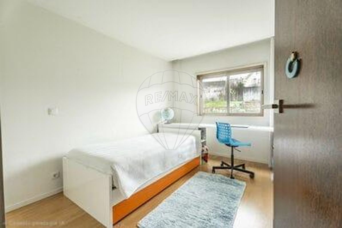 Quarto individual com secretária e boa iluminação natural — Apartamento T3 Braga