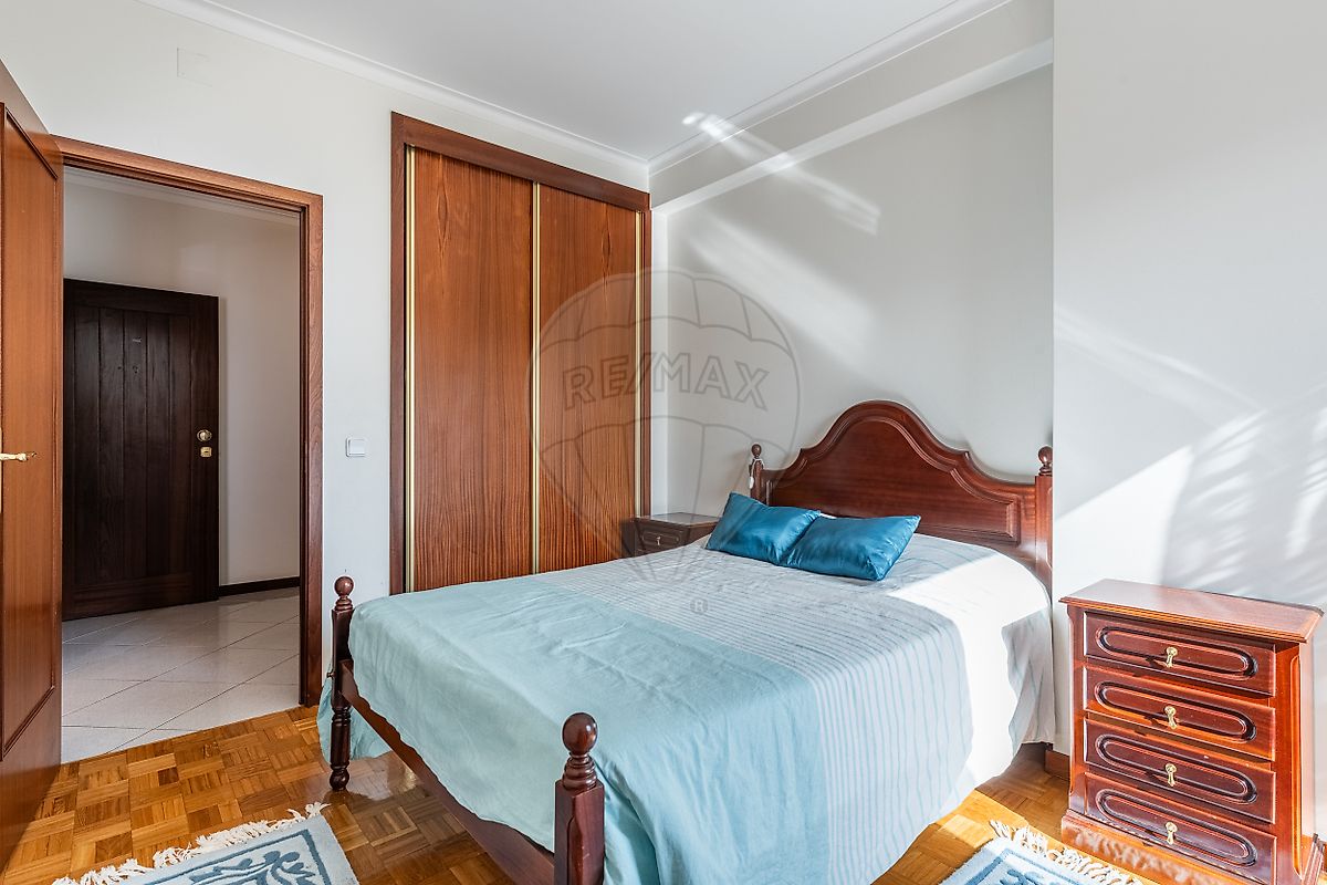 Detalhe dos acabamentos e do piso de madeira envernizada nos quartos
