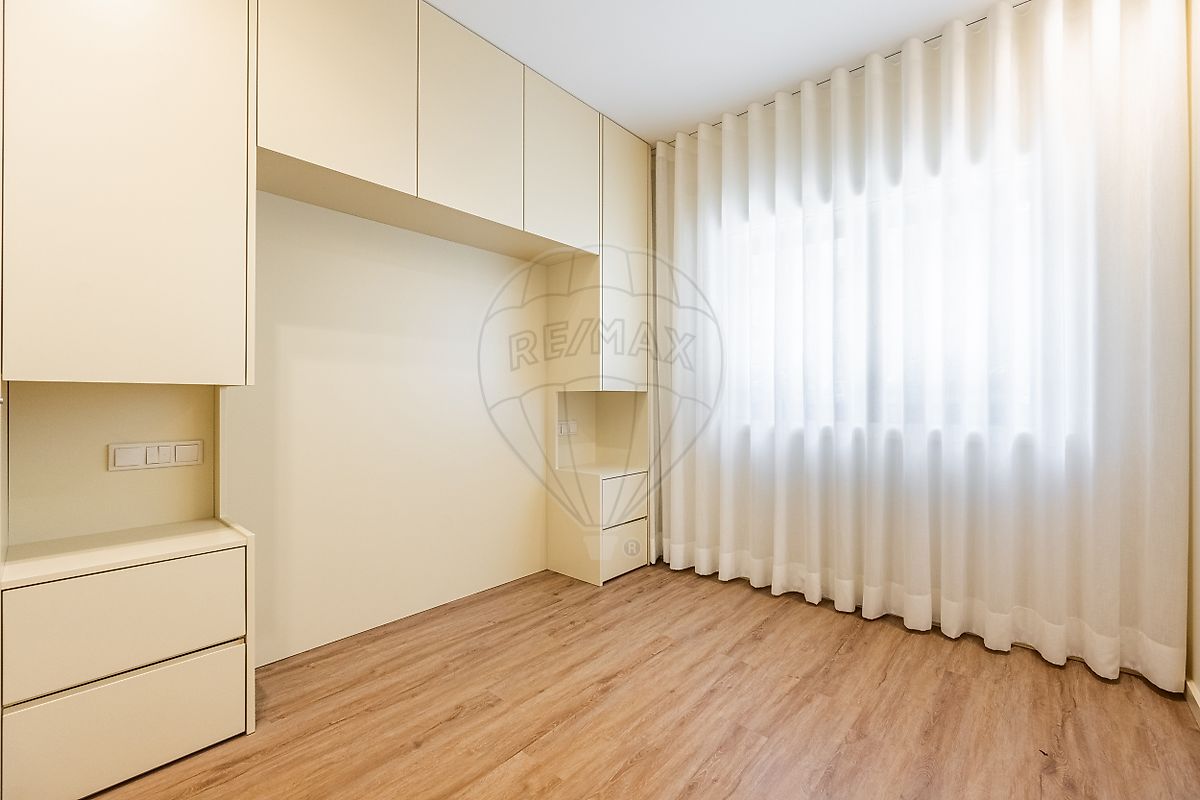 Terceiro quarto acolhedor com pavimento flutuante ideal para escritório ou closet