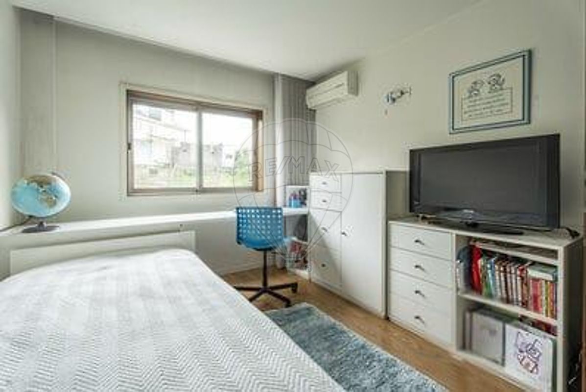 Quarto solteiro com roupeiro e ar condicionado — T3 para comprar em Braga