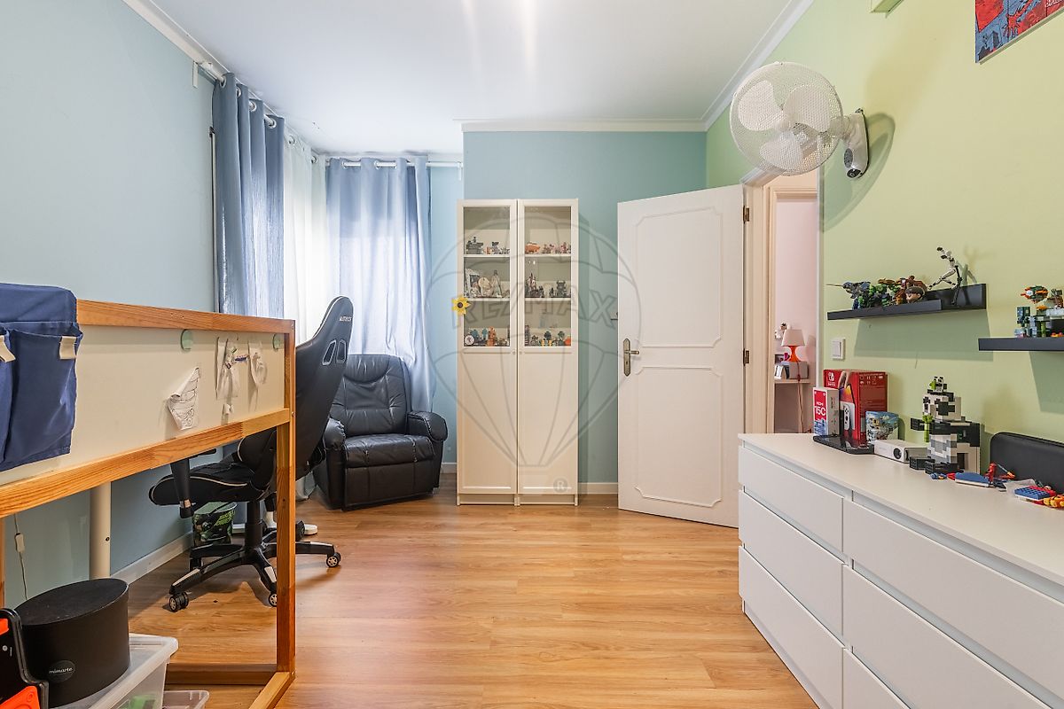 Segundo quarto amplo configurado como quarto de solteiro ou espaço de estudo com iluminação direta