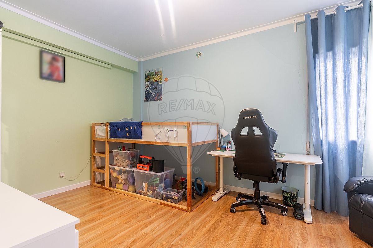 Terceiro quarto atualmente otimizado com beliche e focado para escritório/zona gaming