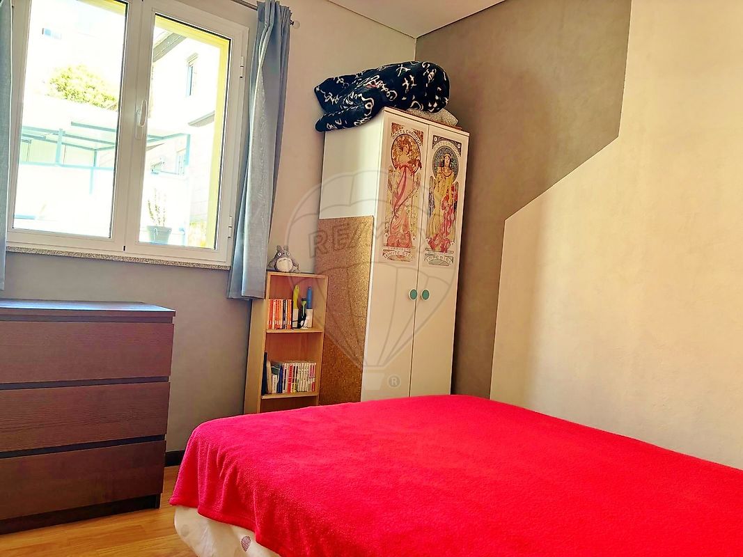 Quarto principal acolhedor com pavimento flutuante e luz natural