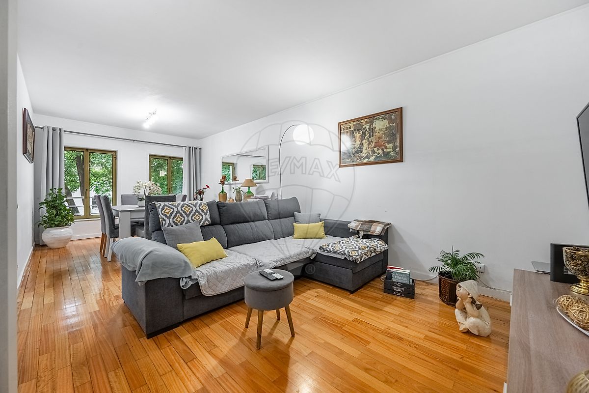 Sala de estar e jantar com excelente luminosidade natural em apartamento T2 em Creixomil Guimarães