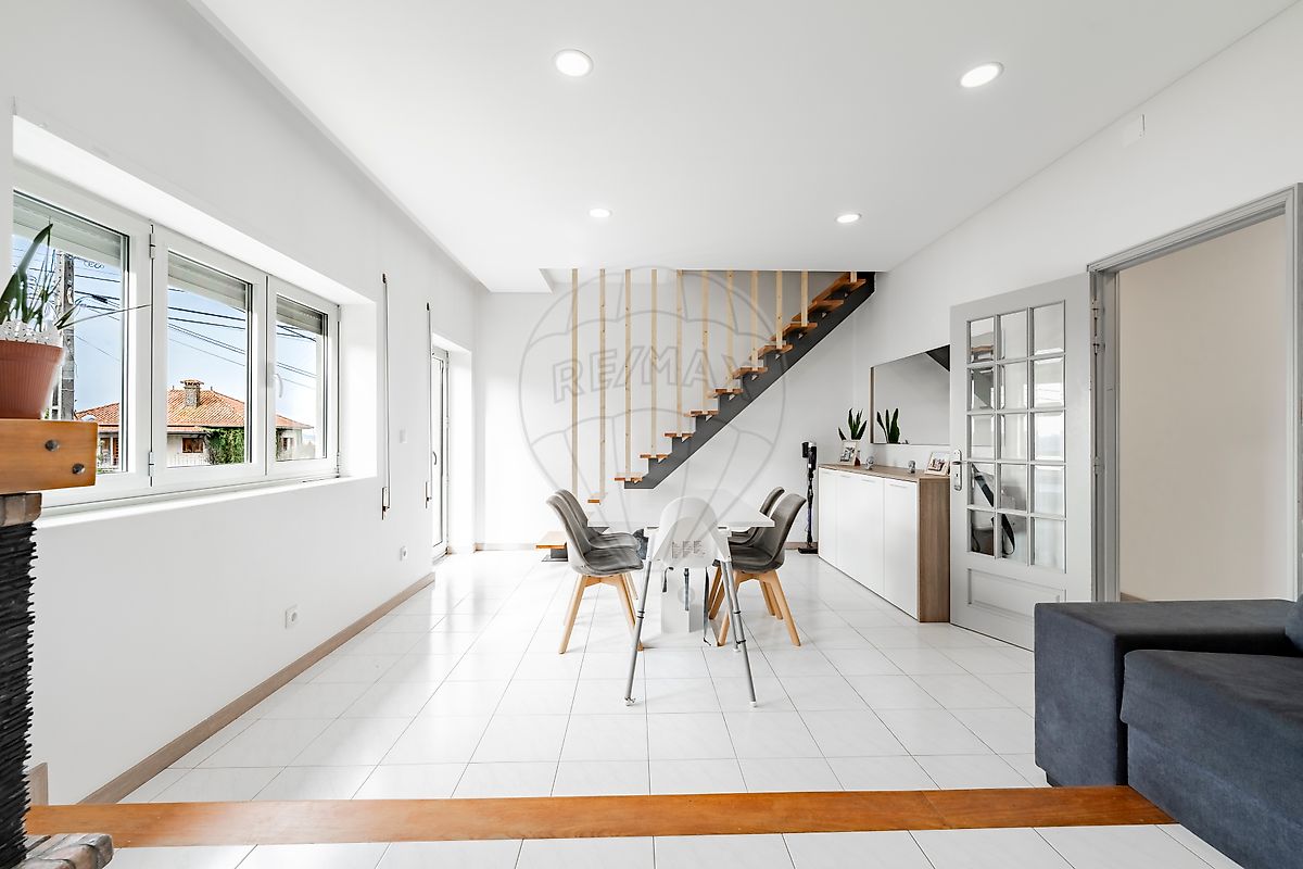 Sala de estar ampla com acesso à varanda