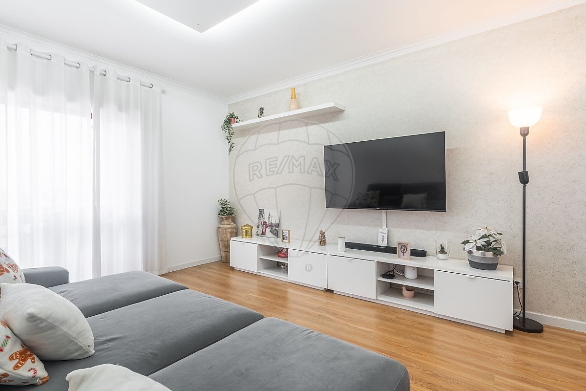 Zona de estar principal com design contemporâneo e iluminação embutida em sanca de teto