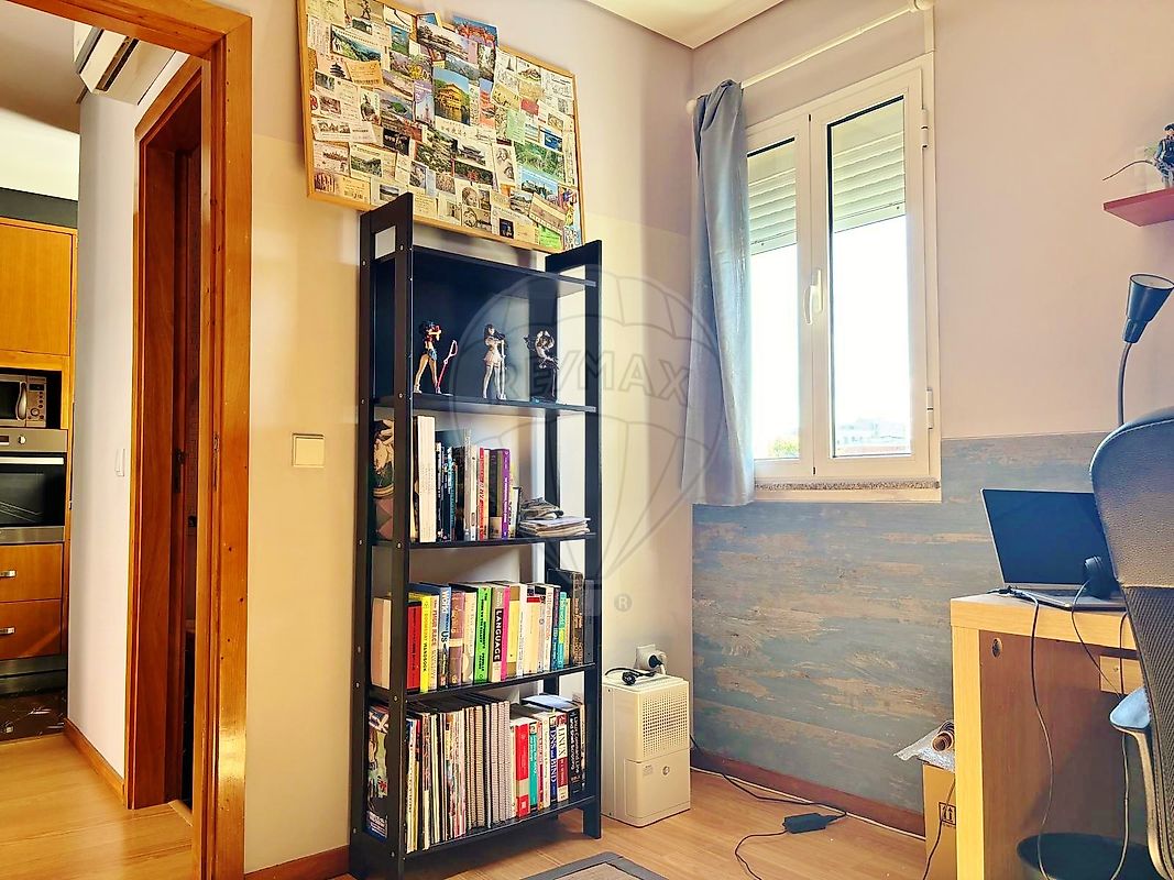 Zona de escritório e leitura integrada na sala de estar da moradia
