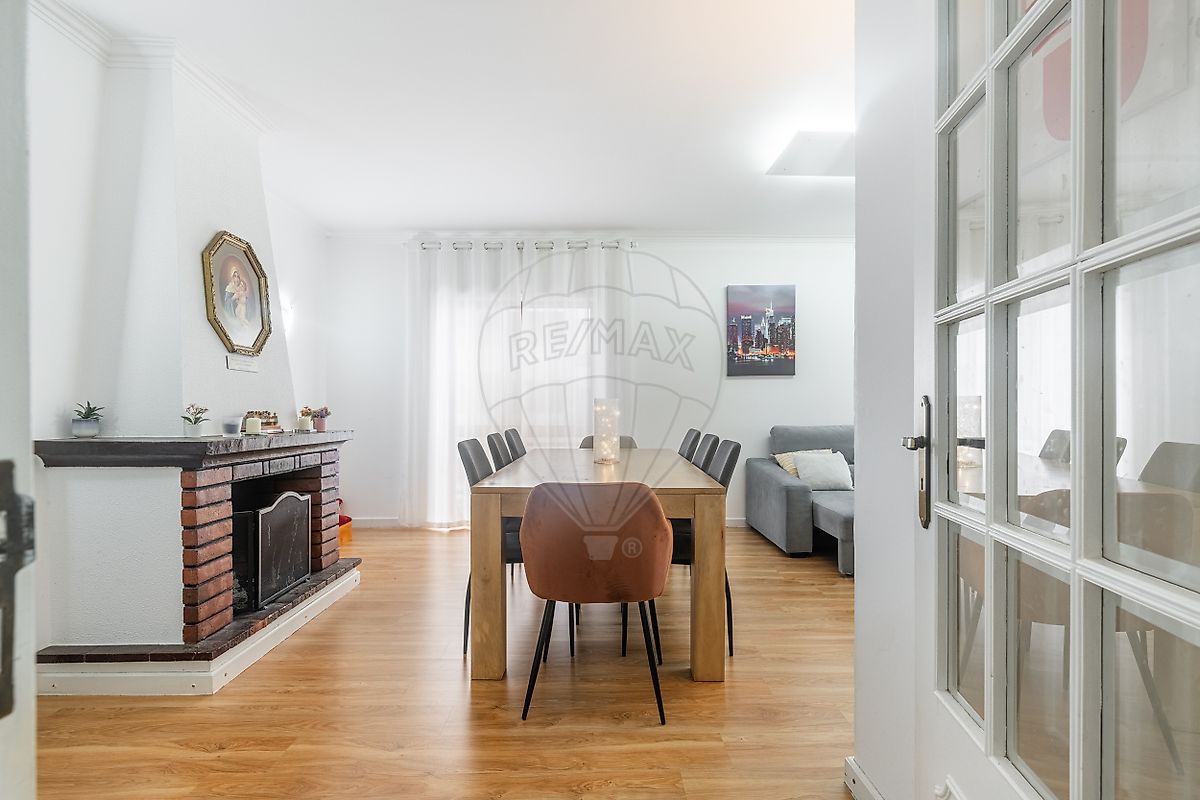Sala de jantar adjacente à lareira com recuperador de calor e vistas exteriores desimpedidas